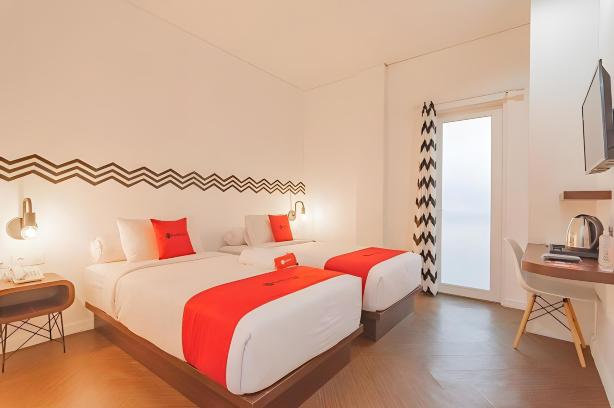 RedDoorz Premium @ Hotel Hebat
