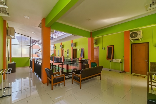 RedDoorz Near Kejaksan Station Cirebon 2 #5