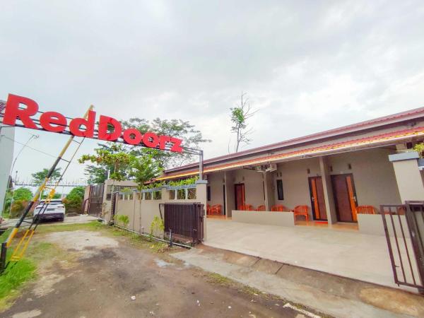 RedDoorz Syariah Near Exit Tol Pemalang Comal 2 #5