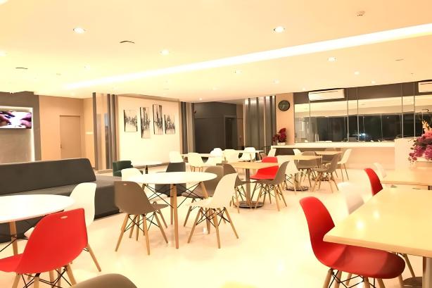 Front One Hotel Gresik #5