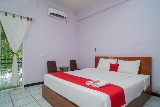 RedDoorz Plus Syariah at Lotus Hotel Bojonegoro