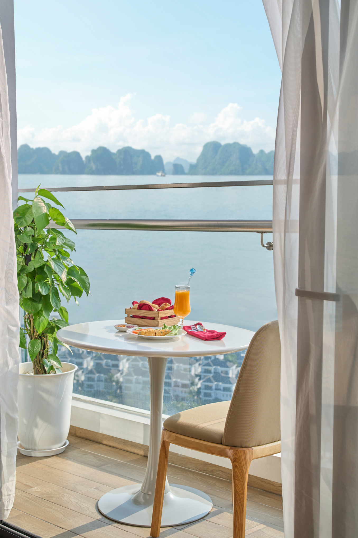 Khách sạn DeLaSea  Hạ Long - Modern Bayview Escape #5