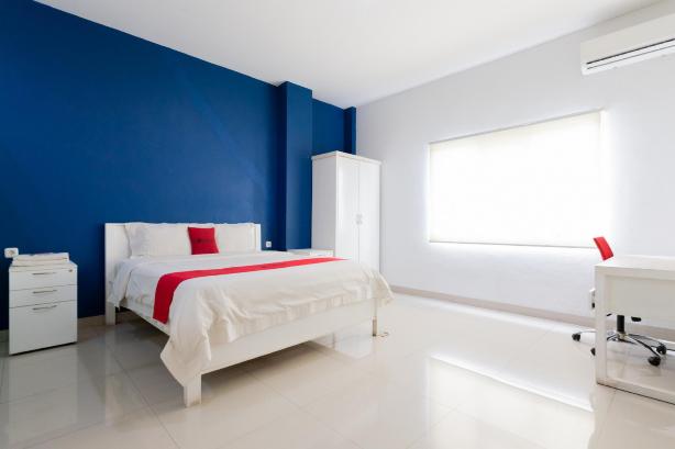 RedDoorz Plus Near Living Plaza Jababeka