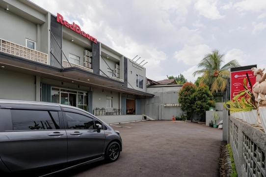 RedDoorz Near Exit Toll Sirkuit Sentul #5