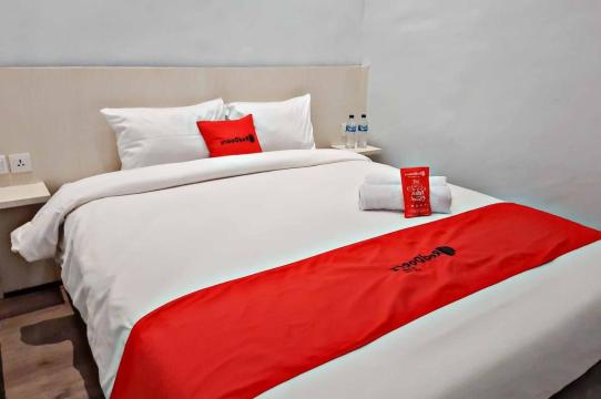 RedDoorz CBD Polonia Medan