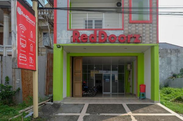 RedDoorz Near Hartono Mall Solo