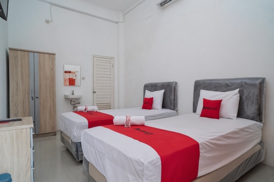 RedDoorz Near RS Mitra Keluarga Waru