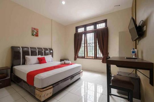 RedDoorz Near RS Adam Malik Medan 2