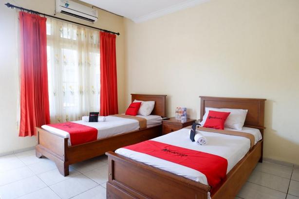 RedDoorz Plus Near Stadion Wijaya Kusuma
