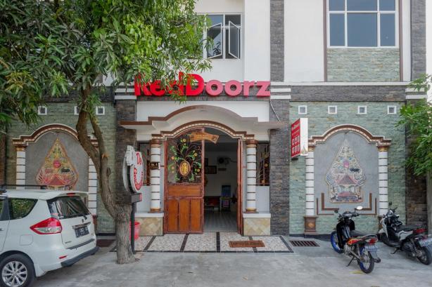 RedDoorz Near Stasiun Purwosari #5