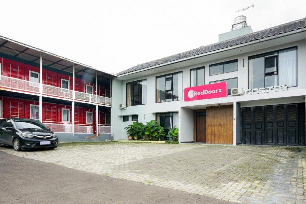 RedDoorz Plus Near Lembang Park & Zoo #5