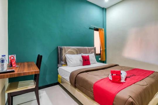 RedDoorz Syariah Near Airlangga University Campus B