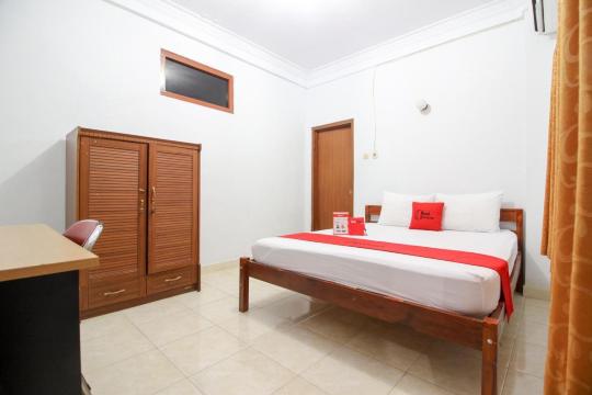 RedDoorz Plus Near Alun Alun Selatan
