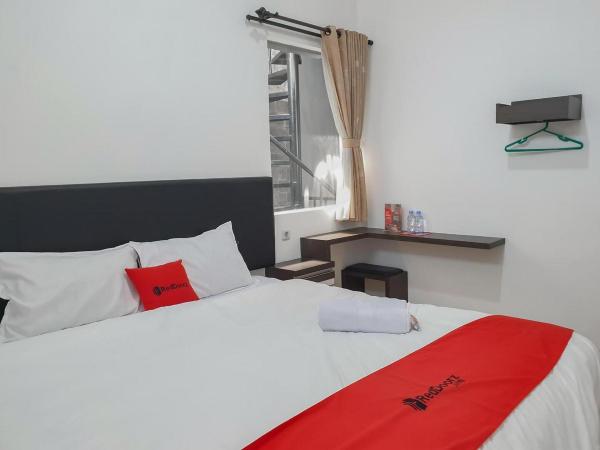 RedDoorz Near Istana Plaza 3